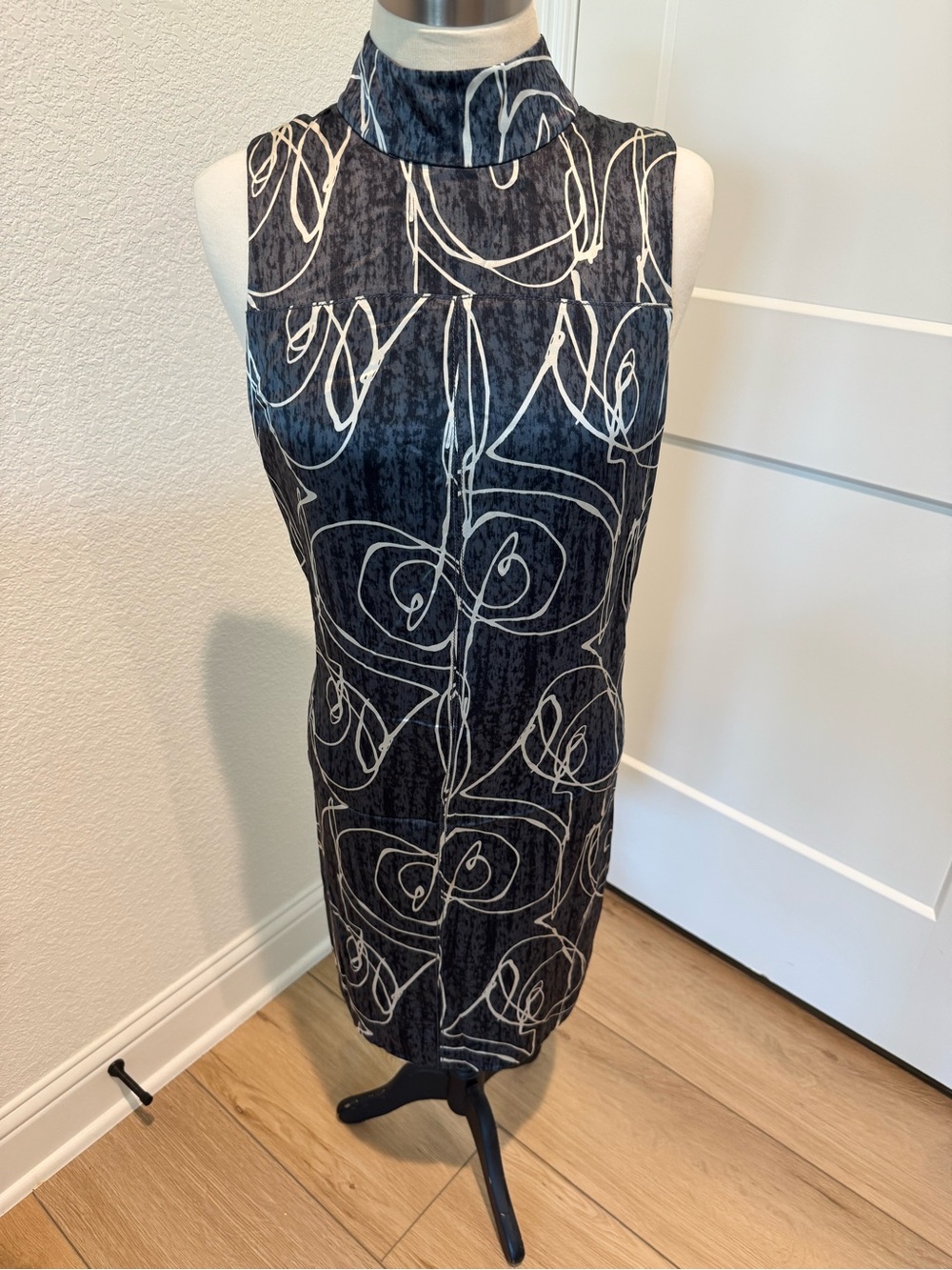Vera Wang Lavender Label 100% Silk Sheath Dress | Size 6 | Charcoal & White